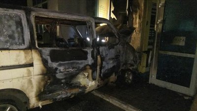 У Харкові палаючий автобус в’їхав у стіну медцентру