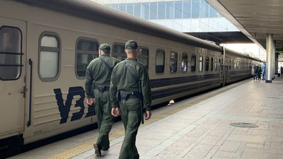 Працівники воєнізованої охорони УЗ на вокзалі Працівники воєнізованої охорони УЗ на вокзалі