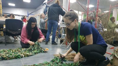 "Це ювелірна робота": у Полтаві волонтери створюють маскувальні костюми для військових "Це ювелірна робота": у Полтаві волонтери створюють маскувальні костюми для військових