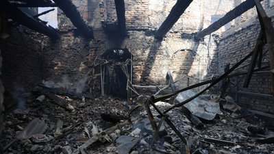 Пожежа у середмісті та вибиті вікна у навчальному закладі. У Херсоні ліквідовують наслідки чергових атак РФ