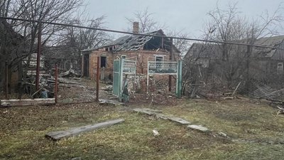 Зруйнований обстрілом будинок в одному з населених пунктів Донеччини. 11 грудня
