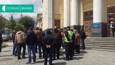 Під Вінницькою ОДА селяни з Барського району мітингували проти приєднання до ОТГ Під Вінницькою ОДА селяни з Барського району мітингували проти приєднання до ОТГ
