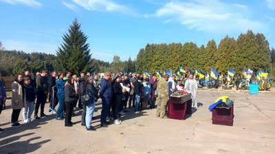 У Сумах попрощалися з солдатом Олексієм Уроденком У Сумах попрощалися з солдатом Олексієм Уроденком