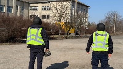 На Тернопільщині на території ліцею знайшли макет гранати, зброя, Нацполіція Тернопільщини
