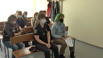 Стрілянина з арбалета у полтавській школі: підозрювана розповіла про мотиви та обставини Стрілянина з арбалета у полтавській школі: підозрювана розповіла про мотиви та обставини