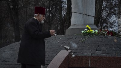 Житомиряни з лампадками та квітами прийшли вшанувати пам'ять жертв голодоморів Житомиряни з лампадками та квітами прийшли вшанувати пам'ять жертв голодоморів