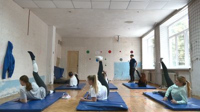 У Черкасах ремонтують спортзал школи, у якому не проводили фізкультуру 10 років У Черкасах ремонтують спортзал школи, у якому не проводили фізкультуру 10 років