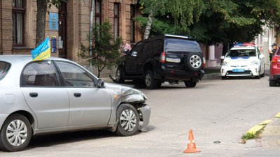 У центрі Кропивницького під час аварії травмувались вагітна жінка. Водія перевіряють, чи був тверезим У центрі Кропивницького під час аварії травмувались вагітна жінка. Водія перевіряють, чи був тверезим