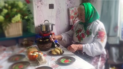 Феодосія Бездушняк у вишиванці за обідом, Хмельниччина, лютий 2026 року