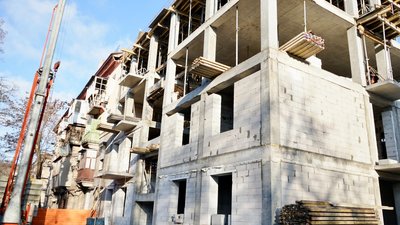 У Запоріжжі в зруйнованому під'їзді на Сталеварів, 16 завершують зводити конструкції У Запоріжжі в зруйнованому під'їзді на Сталеварів, 16 завершують зводити конструкції