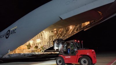 До України з Канади прибув літак зі зброєю