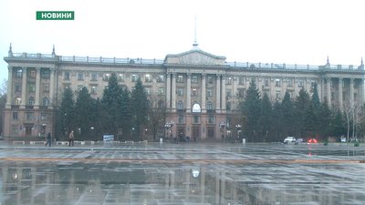 На головній площі Миколаєва стартувала підготовка до новорічних свят