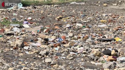У Херсоні внаслідок негоди одну з вулиць заполонили вода та сміття