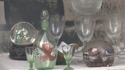 "Ностальгійна виставка вийшла": у Рівному відкрили вуличну експозицію старих скляних виробів