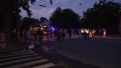 Вимагають увімкнути електрику. У Франківську мешканці будинку перекрили дорогу Вимагають увімкнути електрику. У Франківську мешканці будинку перекрили дорогу