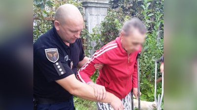 На Миколаївщині поліцейський офіцер громади евакуював жительку прифронтового села