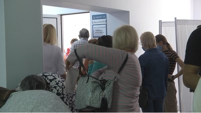 В одному з чотирьох центрів масової вакцинації у Луцьку – черги