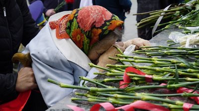 9 травня у Харкові: до Меморіалу Слави несуть квіти 9 травня у Харкові: до Меморіалу Слави несуть квіти