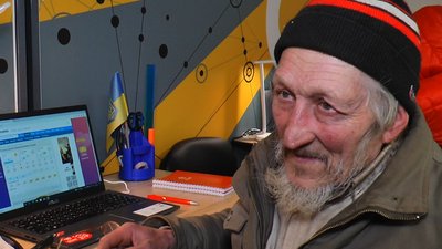 В Дніпрі працює цифровий хаб для переселенців з Луганщини В Дніпрі працює цифровий хаб для переселенців з Луганщини