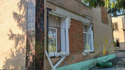 Росія вчергове обстріляла Золочів на Харківщині: пошкоджені дитсадок та школа