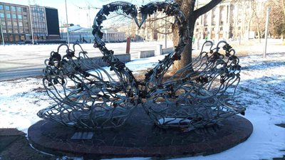 У Миколаєві демонтували ковану скульптуру лебедів. Її реконструюють