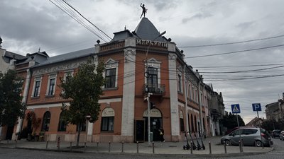 "Будинок з Меркурієм": у Мукачеві відновлять фасад будівлі