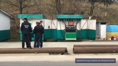 На Закарпатті виявили нелегальну АЗС. Суд наклав арешт на понад 5 тисяч літрів пального