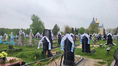 Рушники, фартушки, або хустки: як на Рівненському Поліссі бережуть традицію вбирання могильних хрестів Рушники, фартушки, або хустки: як на Рівненському Поліссі бережуть традицію вбирання могильних хрестів