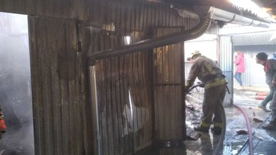 Згорів новий одяг та манекени: на Закарпатті сталася пожежа на ринку Згорів новий одяг та манекени: на Закарпатті сталася пожежа на ринку