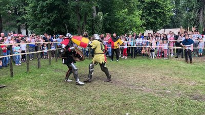Лицарський турнір провели під час фестивалю "Dovhe Castrum Fest" на Закарпатті Лицарський турнір провели під час фестивалю "Dovhe Castrum Fest" на Закарпатті