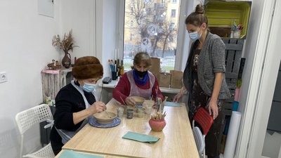 Тернопільські пенсіонерки вчилися виготовляти глиняні тарілки