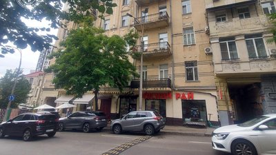 Пам'ятка на вулиці Олеся Гончара
