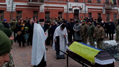 На Чернігівщині попрощалися з військовим Русланом Подобним, який загинув у бою на Донеччині На Чернігівщині попрощалися з військовим Русланом Подобним, який загинув у бою на Донеччині