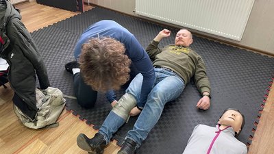 На різних ділянках тіла: у Миколаєві навчали людей зупиняти кровотечі На різних ділянках тіла: у Миколаєві навчали людей зупиняти кровотечі