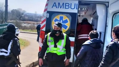 На Прикарпатті поліцейські допомогли чоловіку, в якого стався приступ На Прикарпатті поліцейські допомогли чоловіку, в якого стався приступ