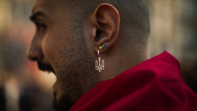 Чоловік вигукує гасла під час акції протесту проукраїнських людей проти вторгнення Росії в Україну в Стамбулі, Туреччина, у п’ятницю, 24 лютого 2023 р.