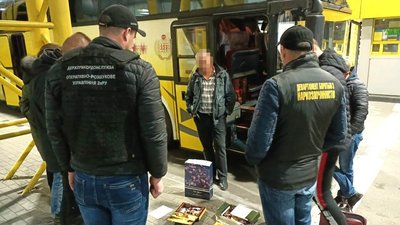 Поліція вилучила амфетамін у коробці з-під цукерок, яку передали автобусом з Рівного в Польщу