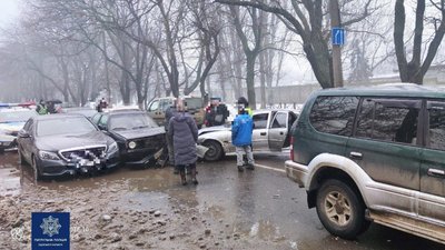 В Одесі зіткнулися шість автівок: одну людину госпіталізували