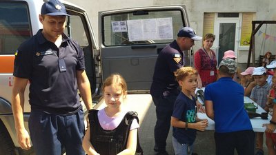 У Луцьку сапери навчали дітей розрізняти вибухонебезпечні предмети У Луцьку сапери навчали дітей розрізняти вибухонебезпечні предмети