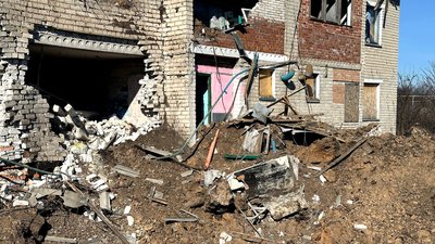 евакуація зруйнований будинок люди обстріли армія РФ Новоселівка Перша Донецька область евакуація зруйнований будинок люди обстріли армія РФ Новоселівка Перша Донецька область