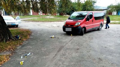 На Рівненщині водій здавав назад і збив сусідку. Жінка померла