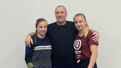 Сестри Винник з Чернівців посіли призові місця на турнірі з боротьби у Варшаві
