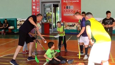 У Житомирі вперше створили команду з флорболу для дітей з cиндромом Дауна У Житомирі вперше створили команду з флорболу для дітей з cиндромом Дауна