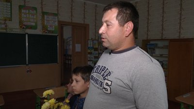 Батько Дмитра Євген у школі на Чернігівщині Батько Дмитра Євген у школі на Чернігівщині