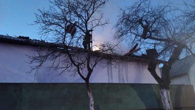 Уламки впали на дах господарської будівлі. На Франківщині сили ППО збили ракету — голова ОВА Уламки впали на дах господарської будівлі. На Франківщині сили ППО збили ракету — голова ОВА