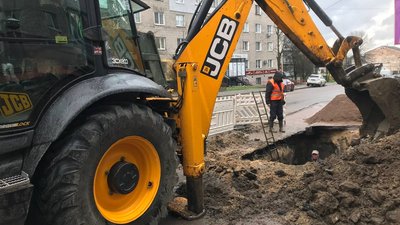 Два каналізаційні колектори через сильні зливи та зсув грунту провалилися у Житомирі