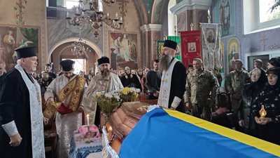 На Закарпатті попрощалися з полеглим захисником Андрієм Волощуком На Закарпатті попрощалися з полеглим захисником Андрієм Волощуком