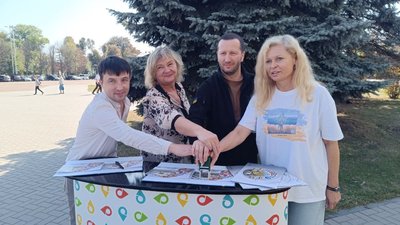 Новий поштовий блок марок "Зброя Перемоги" погасили штемпелем "Перший день", 29 вересня 2023. Фото: Суспільне Хмельницький Новий поштовий блок марок "Зброя Перемоги" погасили штемпелем "Перший день", 29 вересня 2023. Фото: Суспільне Хмельницький