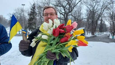 Харків'яни несуть квіти до пам'ятника Шевченка у річницю його дня народження Харків'яни несуть квіти до пам'ятника Шевченка у річницю його дня народження
