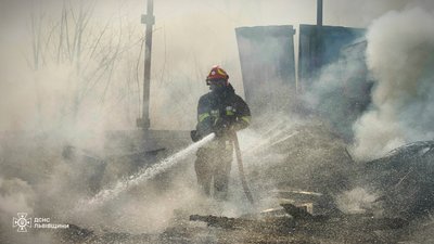 Рятувальник гасить пожежу на складі